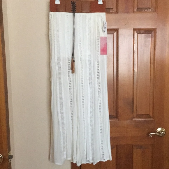 Boho white wide leg crinkle pants. - Picture 3 of 4